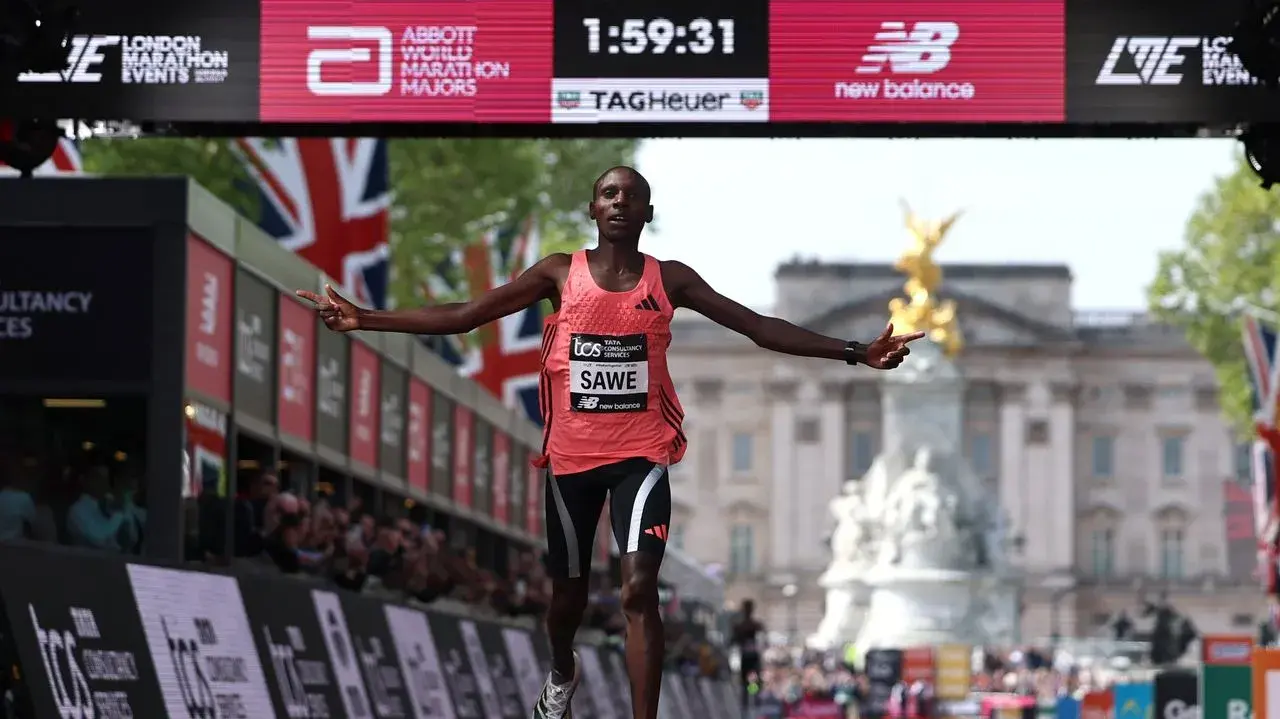 El keniano Sabastian Sawe baja de las dos horas y bate el récord mundial de maratón