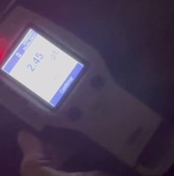 Accidente en la madrugada del domingo en El Mallín: un conductor alcoholizado chocó contra autos estacionados