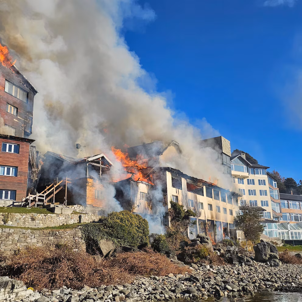 Feroz incendio en un histórico hotel turístico de Bariloche: el fuego habría comenzado por una quema de hojas secas