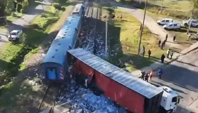 Un tren chocó contra un camión y los vecinos saquearon la carga en pocos minutos