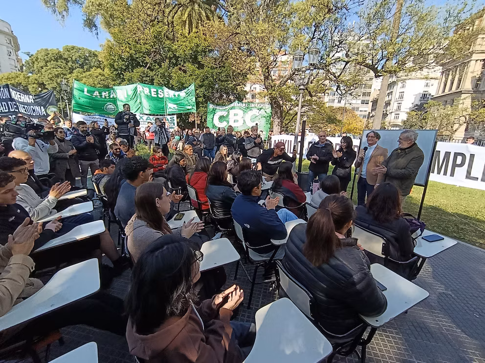 Alumnos del Nacional Buenos Aires y el Pellegrini tomaron los colegios en reclamo por el financiamiento universitario