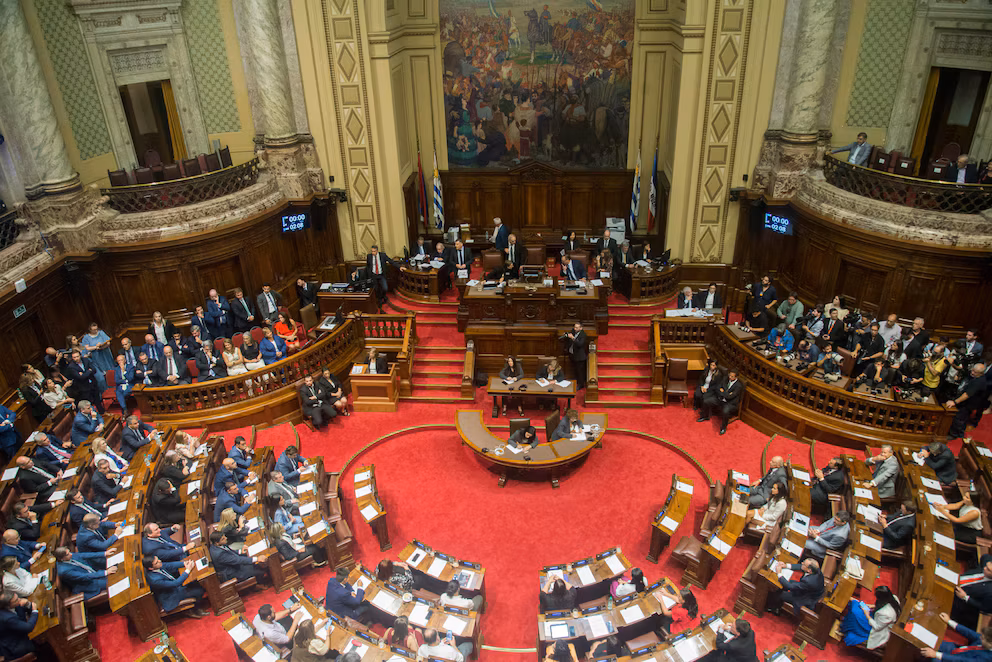 Uruguay impulsa proyectos para limitar beneficios y gastos de la política