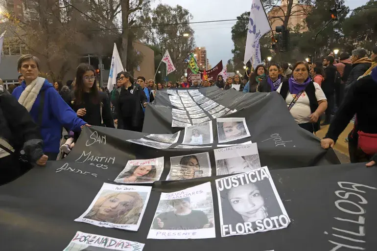 Una multitud volvió a marchar en Neuquén a 11 años del primer Ni Una Menos.