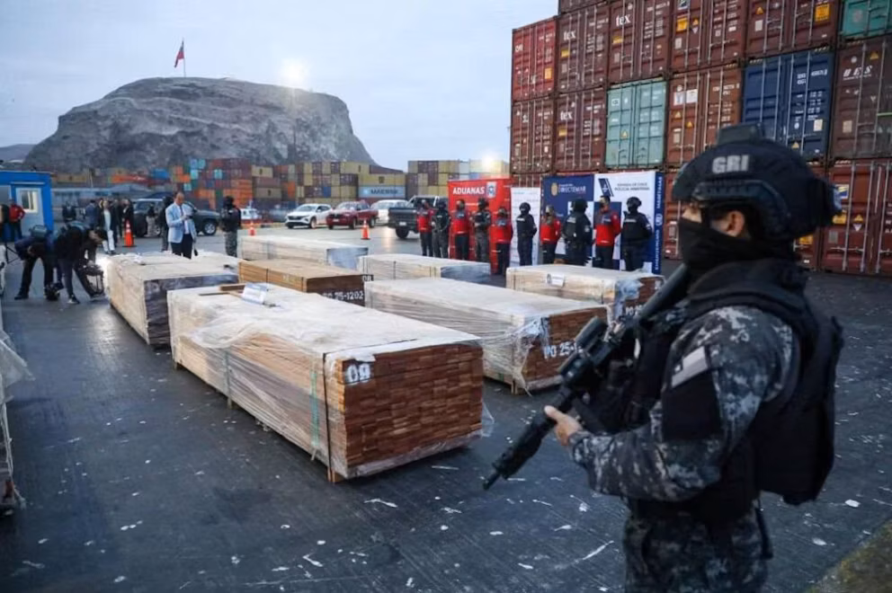 Bolivia y Chile investigan un histórico cargamento de más de 100 toneladas de droga oculto en madera de exportación.