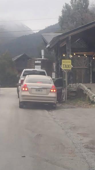 Malestar entre taxistas de Villa La Angostura por la asignación de paradas y el costo de las licencias.
