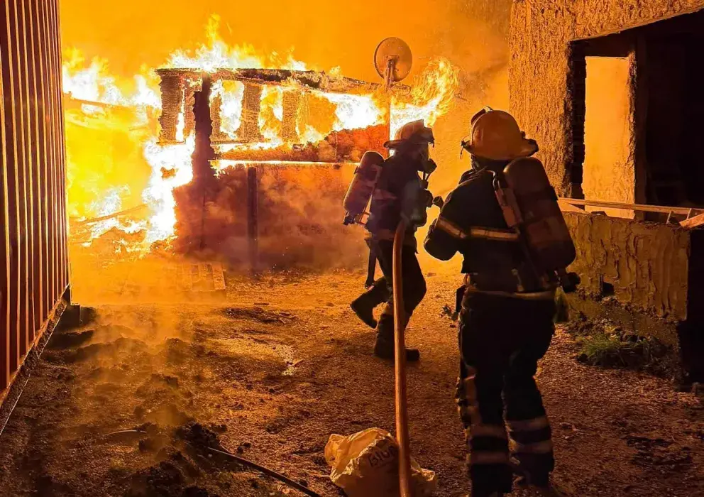 Un incendio destruyó un obrador en Barrio Norte y movilizó a bomberos y personal de emergencia