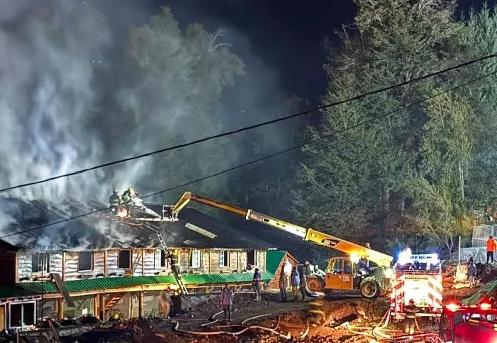 Más del 90% del personal de Bomberos trabajó para controlar el incendio del ex Motel Sasha