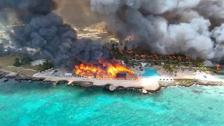 Tragedia en República Dominicana: una turista murió en el incendio de un hotel y más de 1.700 personas fueron evacuadas