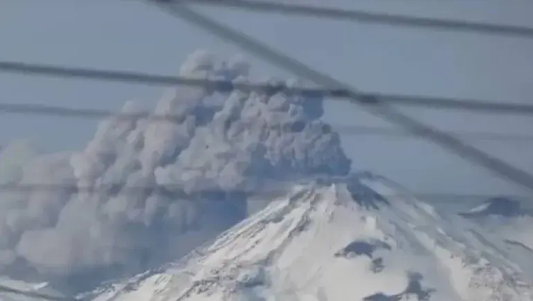 Alerta amarilla en el volcán Nevados de Chillán: registró una emisión de cenizas cerca del norte neuquino