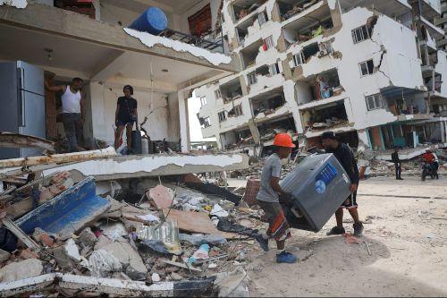 El drama de los venezolanos que arriesgan su vida para rescatar lo poco que les quedó tras los terremotos