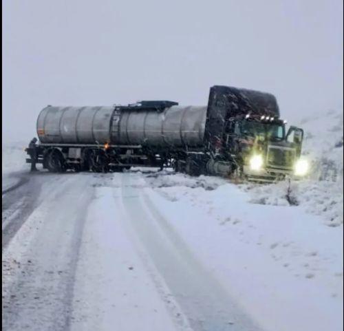 Un camión quedó atravesado por la nieve sobre la Ruta 237 y complicó el tránsito en Corral de Piedra