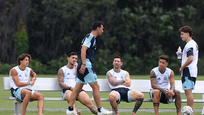 Scaloni define el equipo en la última práctica antes de la final frente a España