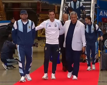 La Selección Argentina regresó al país tras el subcampeonato mundial y fue recibida por cientos de hinchas en Ezeiza