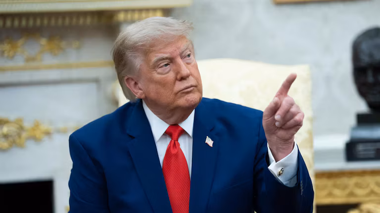 Trump amenazó con atacar infraestructura iraní si continúan los ataques en el estrecho de Ormuz