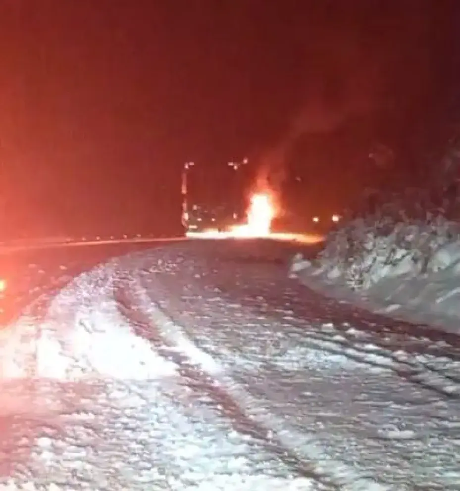 Bomberos Voluntarios de Traful y Bomberos de Dina Huapi controlaron el incendio de un camión en la Ruta 237: no hubo heridos