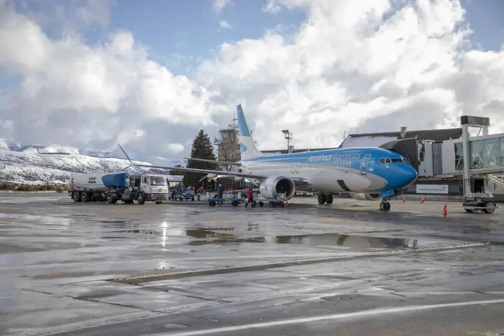 El aeropuerto de Bariloche volvió a operar tras las cancelaciones por la intensa nevada del domingo