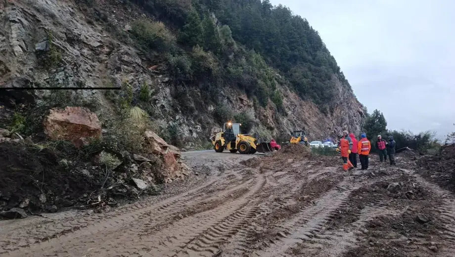 Derrumbe en los Siete Lagos: permanece cortada la Ruta 40 y estiman varios días de trabajos