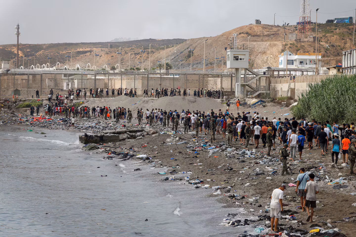 Crisis migratoria en Ceuta: más de 60.000 personas cruzaron desde Marruecos y ya hay 34 muertos