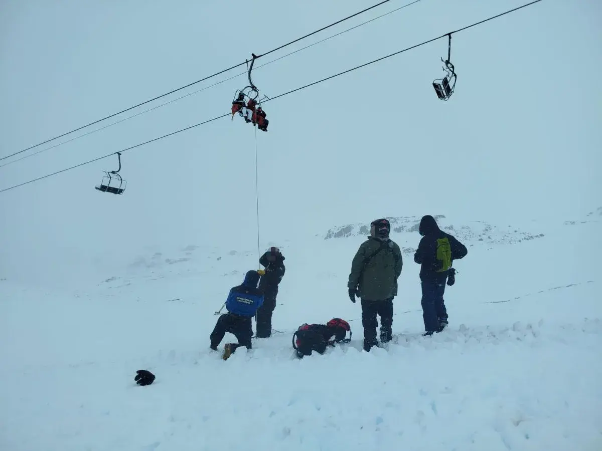 Rescataron a 19 turistas tras el descarrilamiento de una telesilla en Caviahue