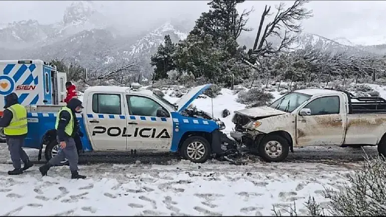 Fuerte choque entre un patrullero y una camioneta en Villa Traful: investigan cómo ocurrió el impacto