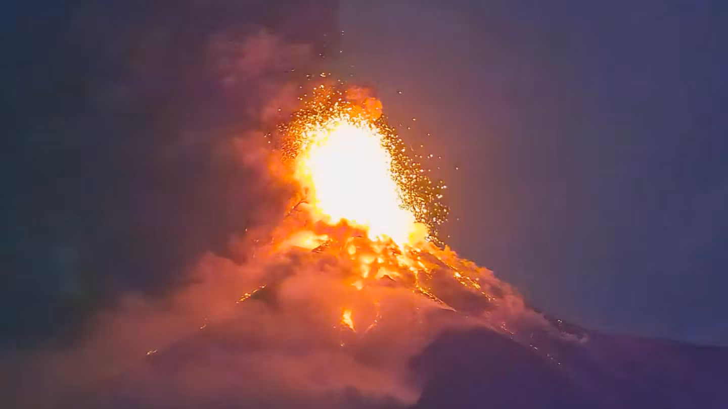 Guatemala declaró la alerta naranja por el volcán de Fuego: hay explosiones, ríos de lava y las cenizas alcanzaron los 6000 metros