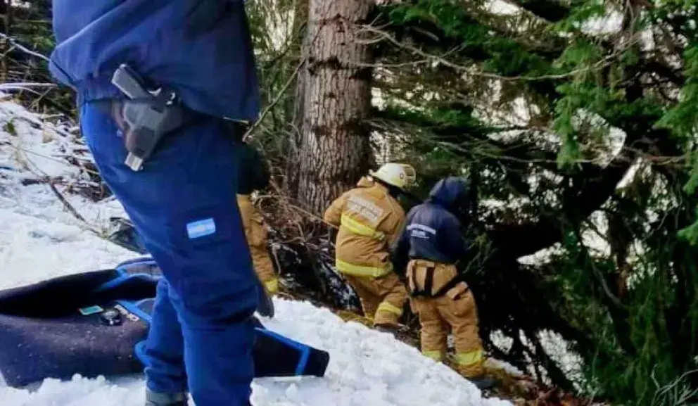 Cómo ocurrió la tragedia en la que murió una niña de 3 años: la camioneta cayó al lago desde el terreno donde vivía la familia