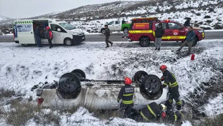 Volcó una camioneta con cuatro funcionarios de Educación en la Ruta 40: todos fueron asistidos