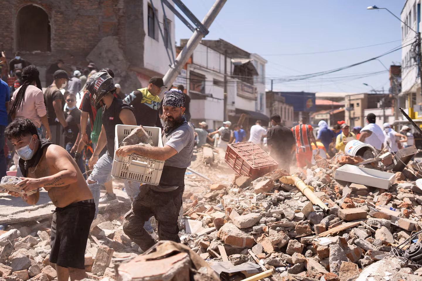 Edificios derrumbados, autos destrozados y rescates entre los escombros: las impactantes imágenes del terremoto en Colombia